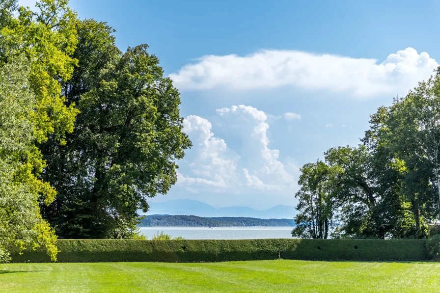 Wohntraum mit Seeblick - Wohnung kaufen in Pöcking - Schloss Possenhofen: Hochklassige Gartenwohnung mit Panorama-Seeblick