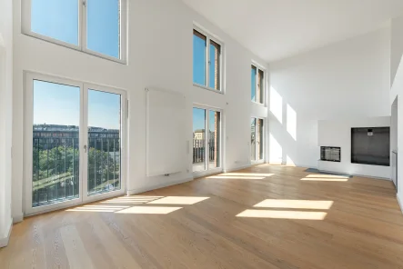 Lichterfüllter Wohn-/Essbereich mit Panorama-Kamin - Wohnung mieten in München - Lichterfüllte 4-Zimmer-Wohnung mit edler Ausstattung und Loft-Feeling