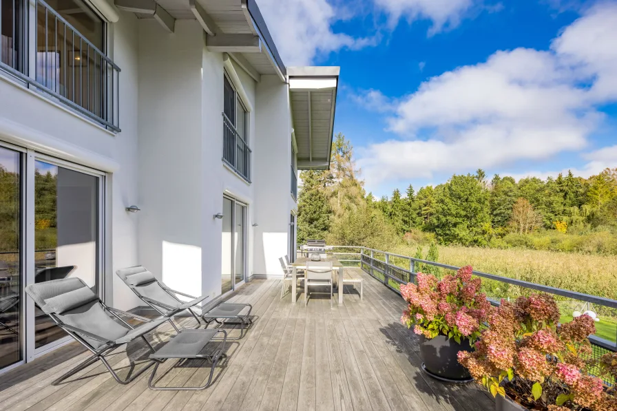 Weitläufige Panorama-Terrasse 