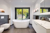 Stylisches Hauptbad mit freistehender Wanne und Dusche