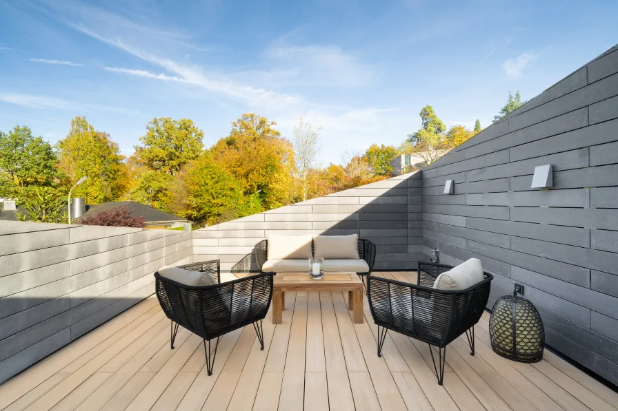 Großzügige Dachterrasse mit Blick ins Grüne