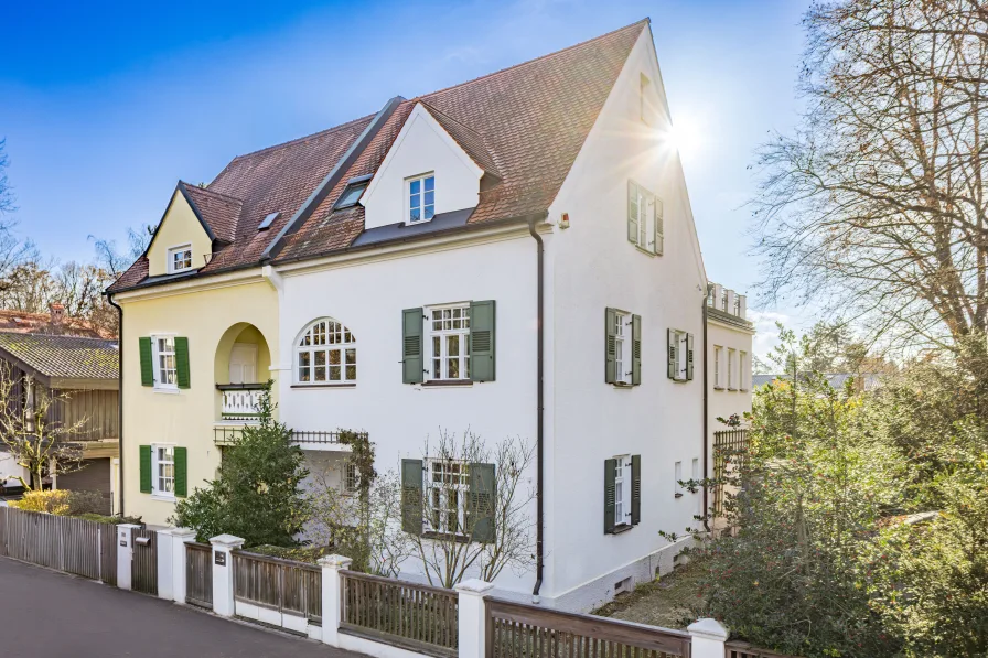 Jugendstil-Villenhälfte von 1902 - Haus kaufen in München - Edel modernisiertes Jugendstiljuwel von 1902 mit großem, sehr flexiblem Raumangebot