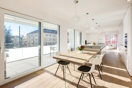 Balkonterrasse nach Süden  - Wohnung kaufen in München - Exklusive, quasi neuwertige 4-Zimmer-Wohnung mit hohem Design-Anspruch