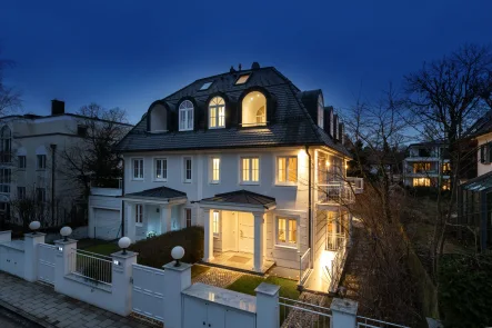 Klassische Villenhälfte - Haus kaufen in München - Bezugsbereite, geräumige Haushälfte mit Lift und Südgarten