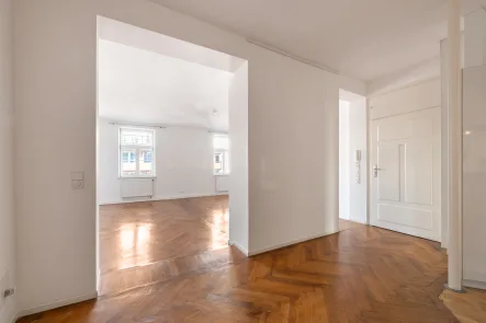 Diele mit Blick zum Wohnzimmer - Wohnung kaufen in München - Individuelle 3-Zimmer-Altbauwohnung mit Balkonen zwischen Isartor und Gärtnerplatz