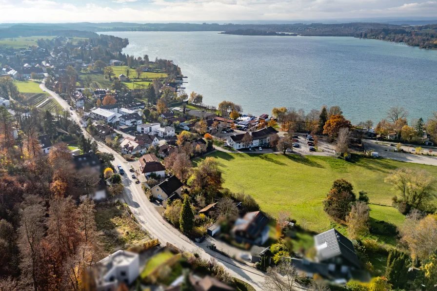 Drohnenweitblick - Grundstück kaufen in Wörthsee - Fünf Gehminuten zum Wörthsee: Grundstück von 853 m² mit Baugenehmigung