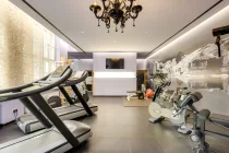 Helles Gym mit Sauna und Wellnessbereich