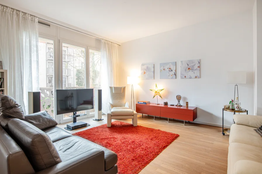 Wohnbereich mit Zugang zu einem kleinen Balkon - Wohnung mieten in München - Urban-Chic: 4-Zimmer-Wohnung im Highend-Quartier in stylischer Ästhetik mit Balkon