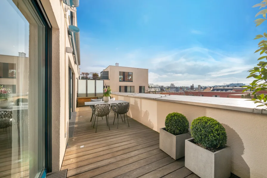 Südbalkon mit elektrischen Markisen