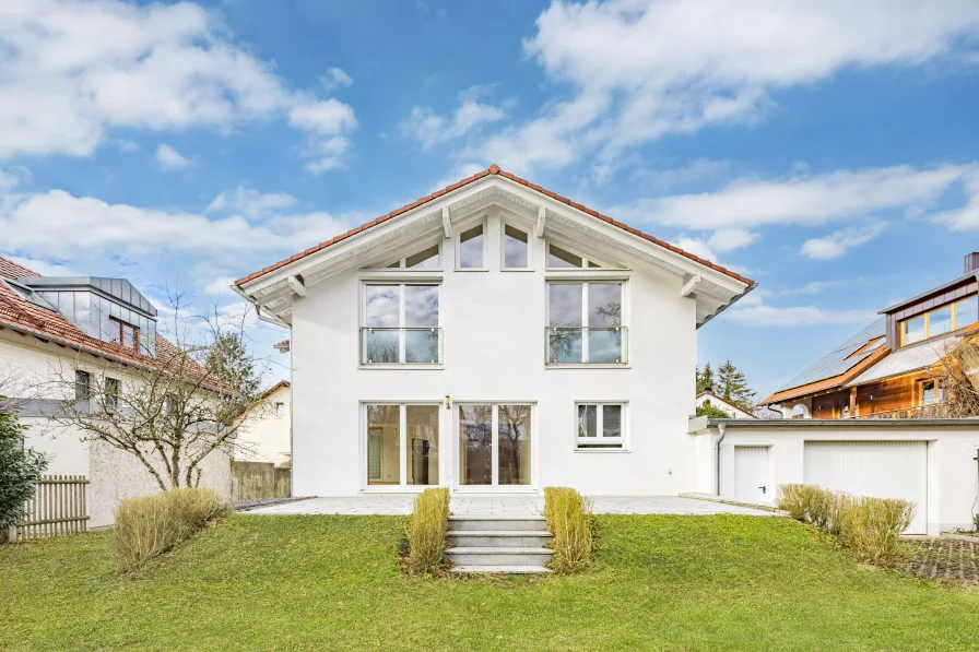 Flexibles Einfamilienhaus  - Haus kaufen in München - Flexible Wohnoptionen: Einfamilienhaus mit neuer Heizung, Einliegerwohnung und idyllischem Garten