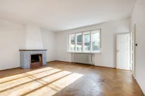 Großes Wohnzimmer mit Kamin