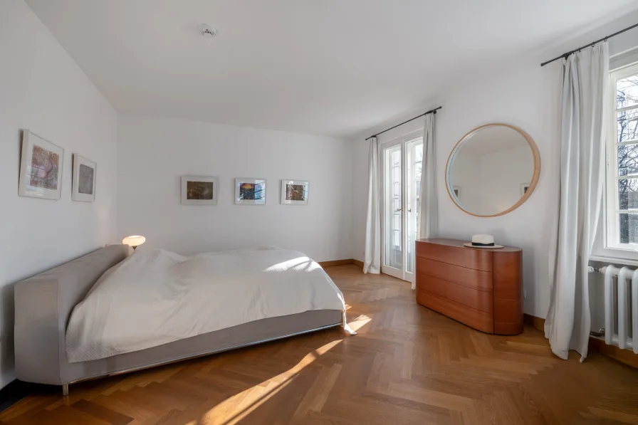 Masterschlafzimmer mit Zugang zum Südbalkon