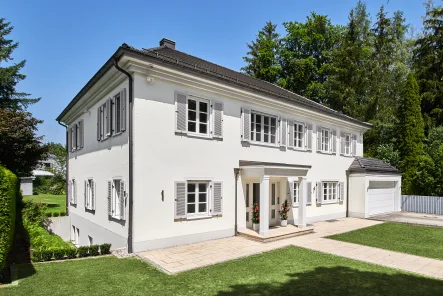 Klassischer Villen-Stil - Haus kaufen in Gräfelfing - Repräsentative Familienvilla in klassisch-eleganter Architektur mit Pool