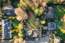 Blick auf das Grundstück mit Baumbestand