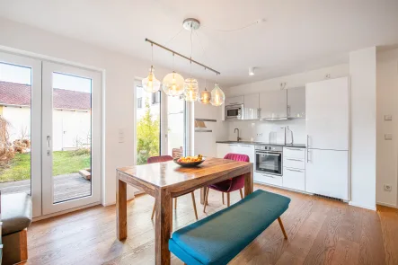 Helle Wohnküche mit Gartenblick - Wohnung mieten in München - Lichterfüllte, moderne Gartenwohnung über zwei Ebenen