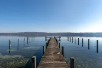 Sonniger Bootssteg mit Weitblick