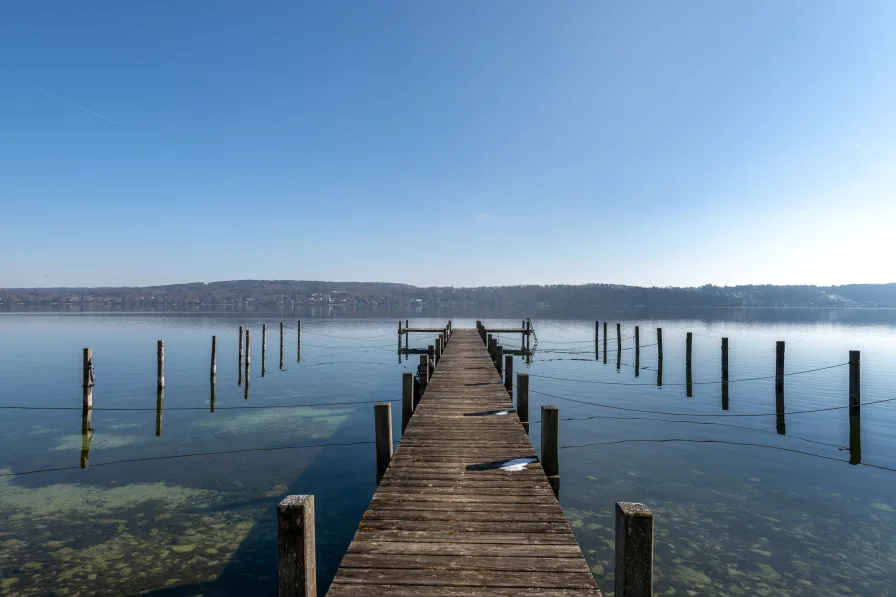 Sonniger Bootssteg mit Weitblick