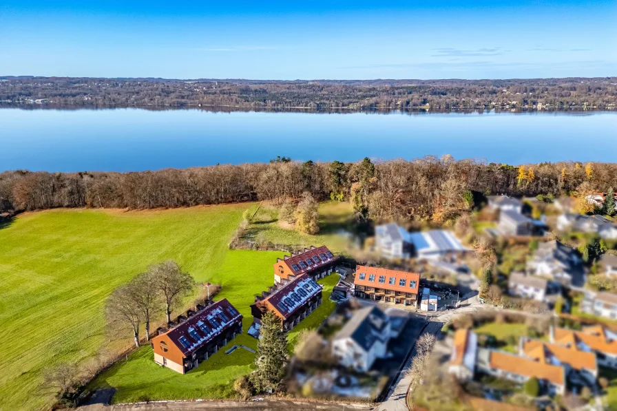 Direkte Seenähe - Haus kaufen in Berg - Neubau: Modernes Mittelhaus in idyllischer Lage