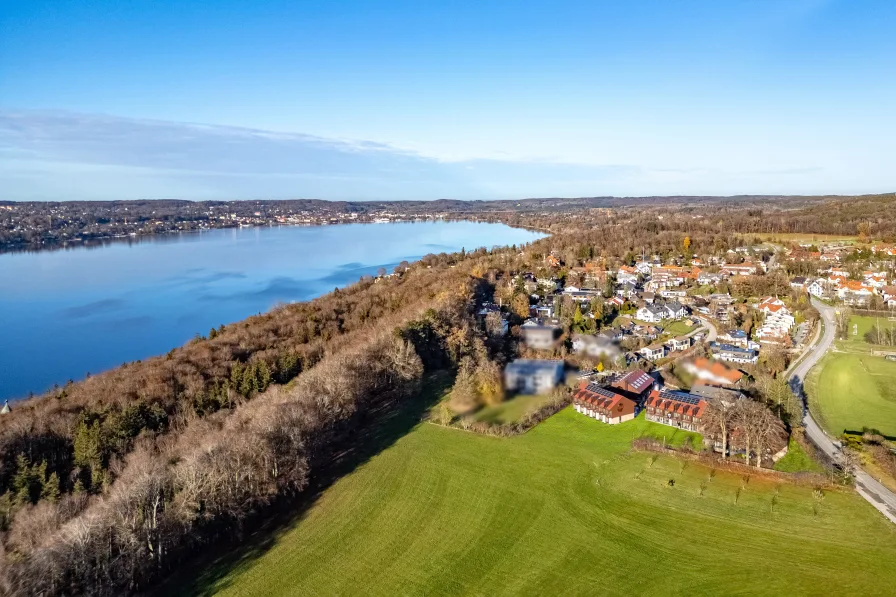 Direkte Seenähe - Haus kaufen in Berg - Neubau: Galeriehaus mit Liegeinsel im Privatgarten