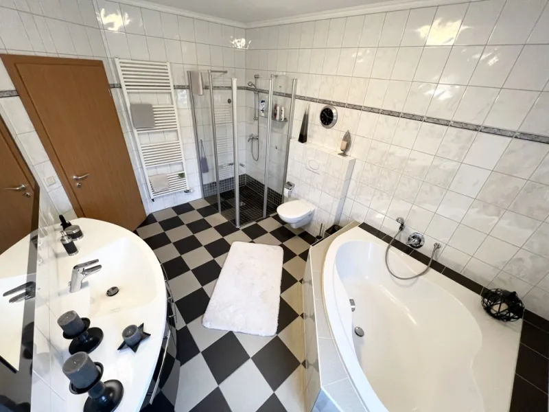 12722 Badezimmer EG Bild 2