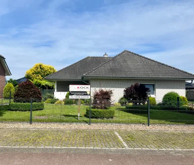 11324 Vorderansicht - Haus kaufen in Barßel / Elisabethfehn - Qualitätvoller Bungalow im Urlaubsort Barßel mit Garage und vielen Extra´s zu verkaufen!