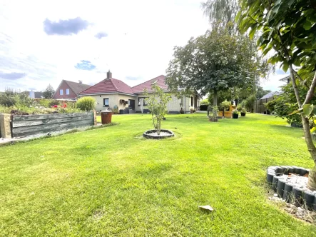 13124 Rückansicht Bild - Haus kaufen in Barßel / Neuland - Idealer Bungalow mit großem Raumangebot, Garage und schönem Garten, im maritimen Erholungsort Barßel