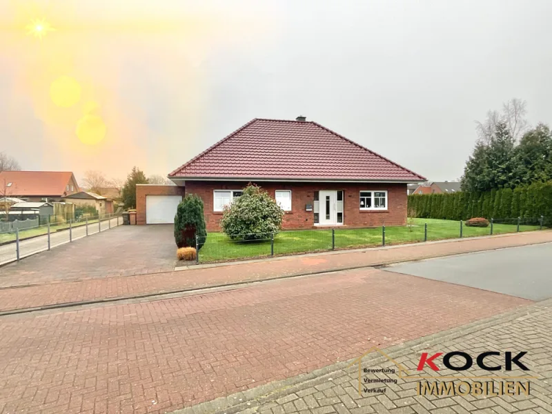 11225 Straßenfront - Haus kaufen in Barßel - Neuwertiger Walmdachbungalow  im maritimen Erholungsort Barßel mit Garage