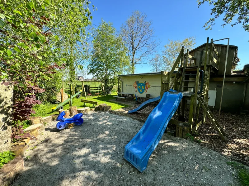 Spielplatz mit Baumhaus, Spielhaus, Wippe, Schaukel , Rutsche uvm.