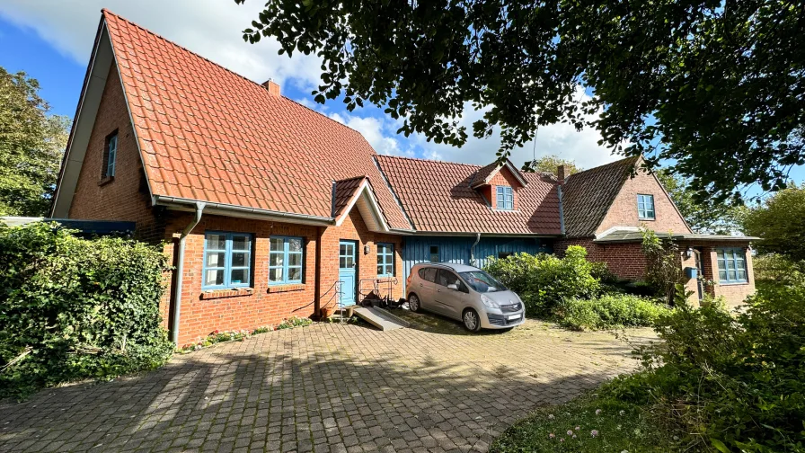 Ansicht Eingang Neubau 2006 mit Stellplätzen und Hauseingang "Originalhaus" durch die Veranda.