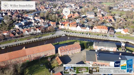 Luftansicht der Lage direkt am Tönninger Hafen. - Haus kaufen in Tönning - Top-Investment am historischen Hafen von Tönning – Provisionsfrei für Käufer! INKLUSIVE Mietpreisgarantie vom Verkäufer bei einer starken Rendite von ca. 6,6 %! Wo gibt es denn so etwas noch?Wo gibt es denn so etwas noch?