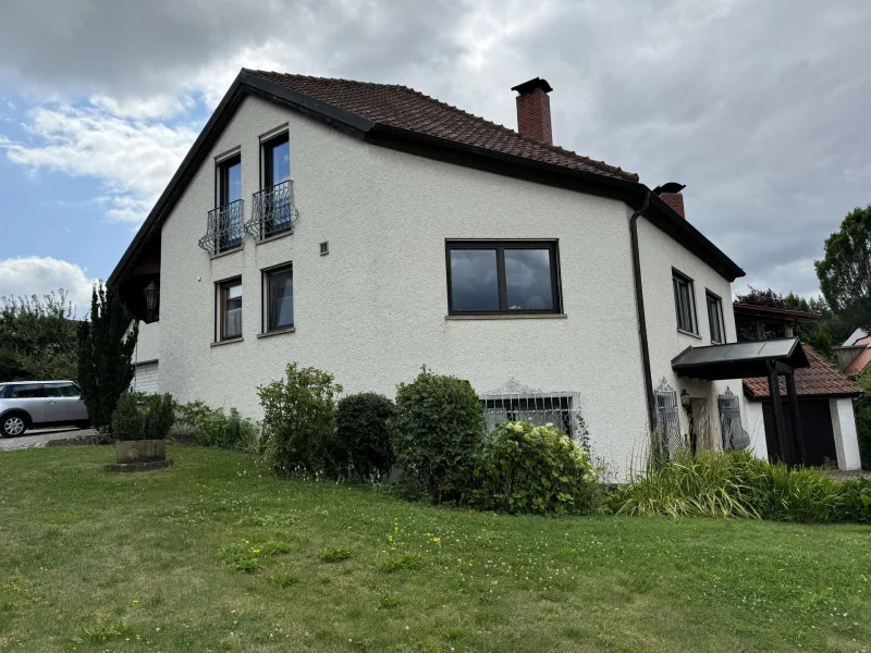 Außenansicht - Haus kaufen in Litzendorf OT Melkendorf - Freistehendes Architektenhaus mit Einliegerwohnung