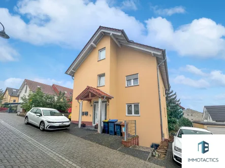 Ansicht von vorne - Haus kaufen in Gau-Algesheim  - EXKLUSIVES & Modernes Zweifamilienhaus für die Großfamilie und Kapitalanleger