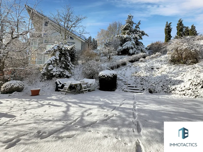 Terrasse im Garten bei Schnee 