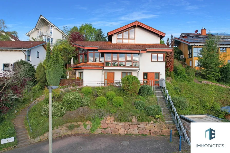 Vorderansicht Gebäude - Haus kaufen in Bad Kreuznach - Einfamilienhaus mit einem einzigartigen Ausblick über Bad Kreuznach & Einliegerwohnung