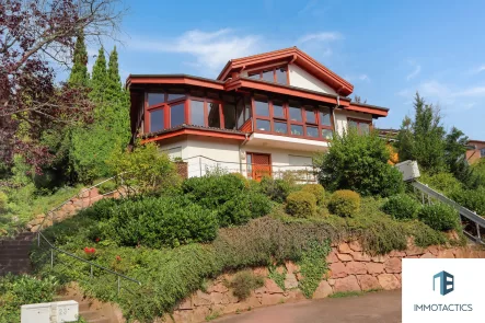 Vorderansicht Gebäude - Haus kaufen in Bad Kreuznach - Einfamilienhaus mit einem grandiosen Ausblick über Bad Kreuznach & Einliegerwohnung