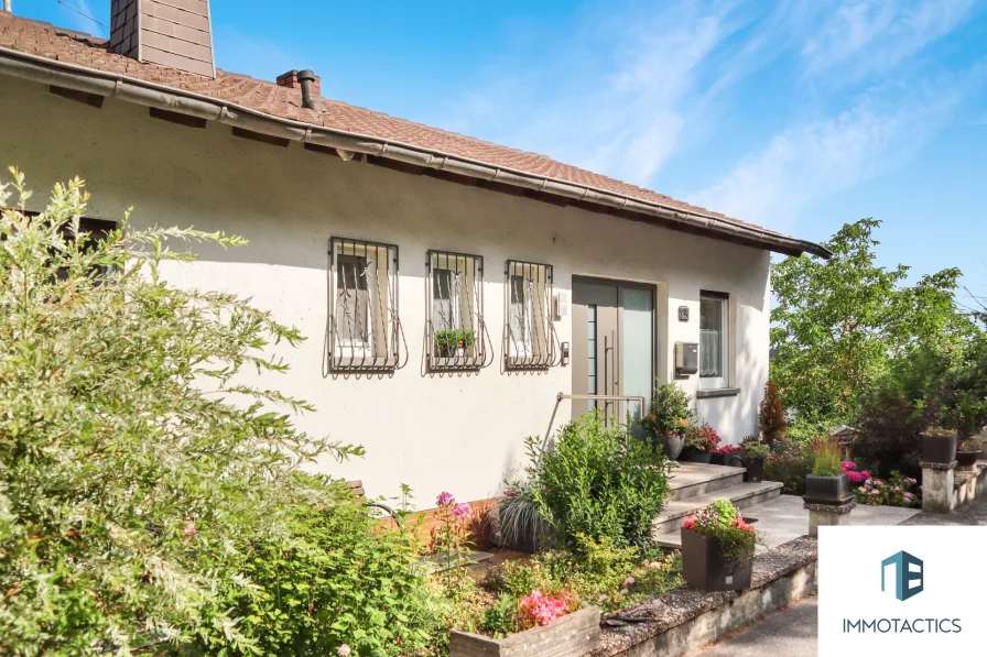 Außenansicht - Haus kaufen in Frei-Laubersheim - Saniertes Einfamilienhaus mit viel Platz und Traumhaftem Weitblick über Frei-Laubersheim