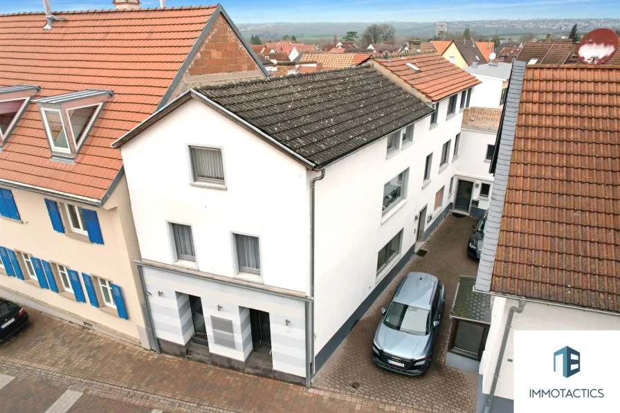Außenaufnahme mit Blick auf den Hof - Haus kaufen in Nieder-Olm - Vielseitiges Familienhaus mit vermieteter Bürofläche in Nieder-Olm! Wohnen & Arbeiten im Zentrum.