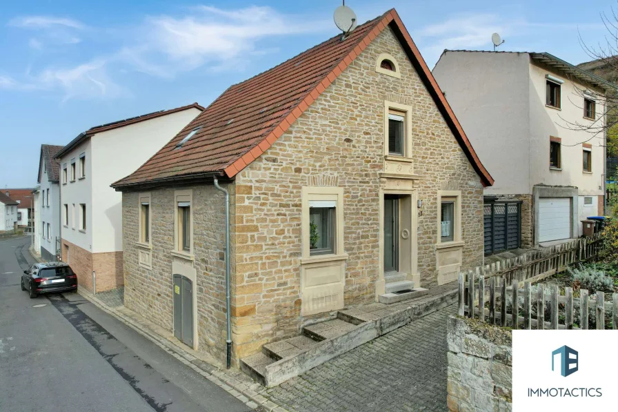 Außenansicht - Haus kaufen in Odernheim am Glan - Charmantes Sandsteinhaus für die kleine Familie – Ruhige Lage und moderner Komfort