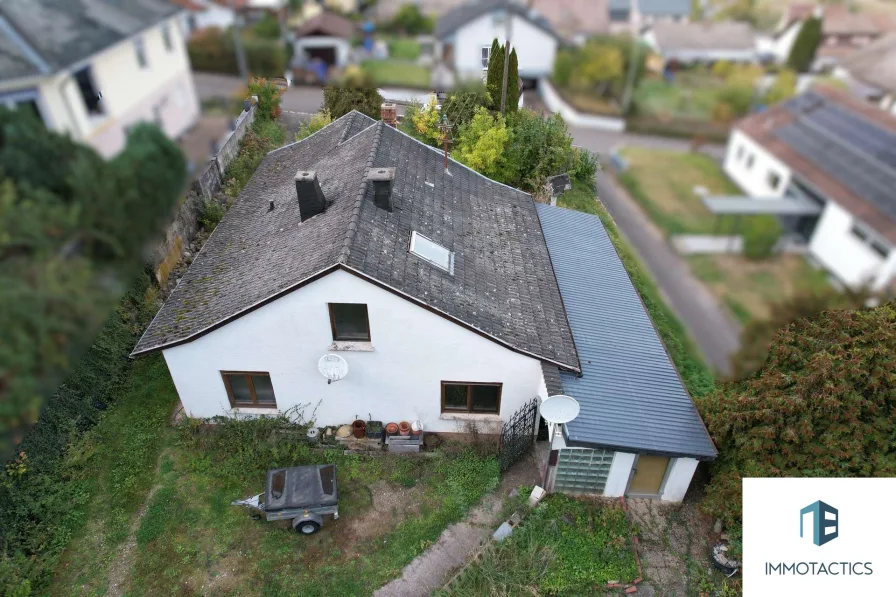 Luftaufnahme - Haus kaufen in Hallgarten - Einfamilienhaus mit großem Grundstück, vielfältigen Möglichkeiten und Ausbaureserve in Hallgarten