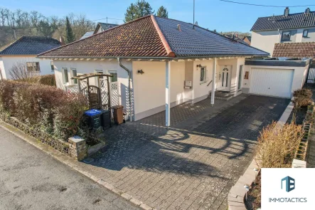 Außenansicht - Haus kaufen in Rüdesheim - Familienfreundlicher Bungalow mit Garten, PV-Anlage & Glasfaser – Ruhiges wohnen in Stadtnähe