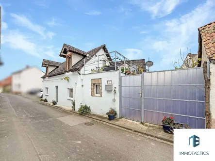 Außenansicht - Haus kaufen in Horrweiler - Gemütliches Zuhause mit Holzofen – Einfamilienhaus in Horrweiler