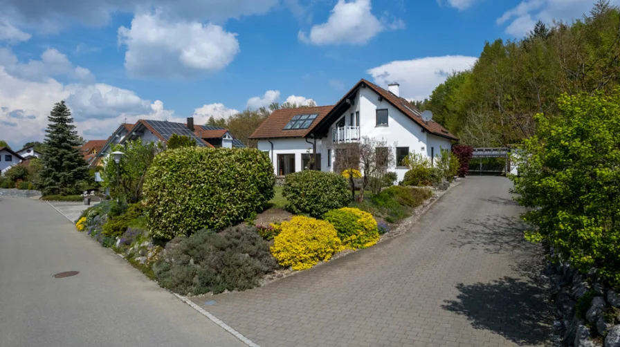 Auffahrt - Haus kaufen in Hoßkirch - Top gepflegtes Zweifamilienhaus mit Panoramablick und Energieeffizienzklasse A !