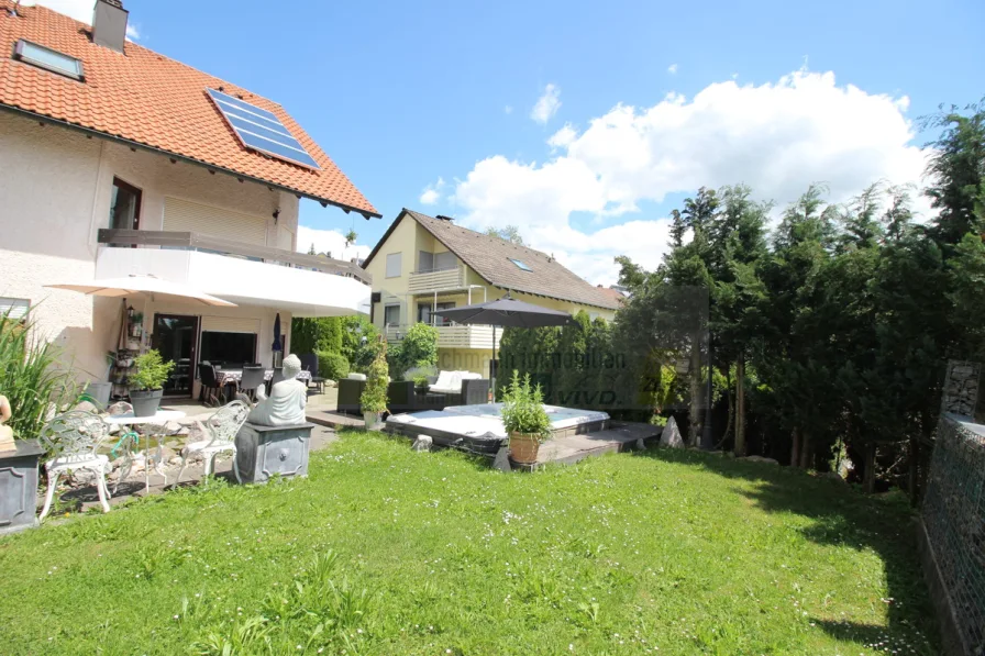 Hausansicht - Hinten - Haus kaufen in Bad Dürrheim - Wohnglück in BD-Hochemmingen - Ansprechende Doppelhaushälfte mit Sonne, Aussicht & Wellness-Oase!