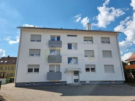 Ansicht Eingang - Haus kaufen in Donaueschingen - Gelegenheit! Rentabel / Sicher / Solide /Ansprechendes Mehrfamilienhaus mit  6 Wohnungen.