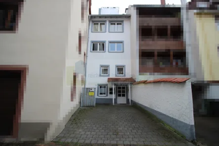 Ansicht / Eingang Wohnungen - Haus kaufen in Villingen-Schwenningen - Charmante Kapitalanlage in der Altstadt von VS-Villingen! Denkmalgeschütztes Wohn- und Geschäftshaus mit 4 Wohnungen und einer Gewerbeeinheit!