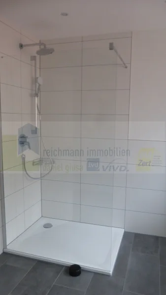 Badezimmer mit Dusche und WC