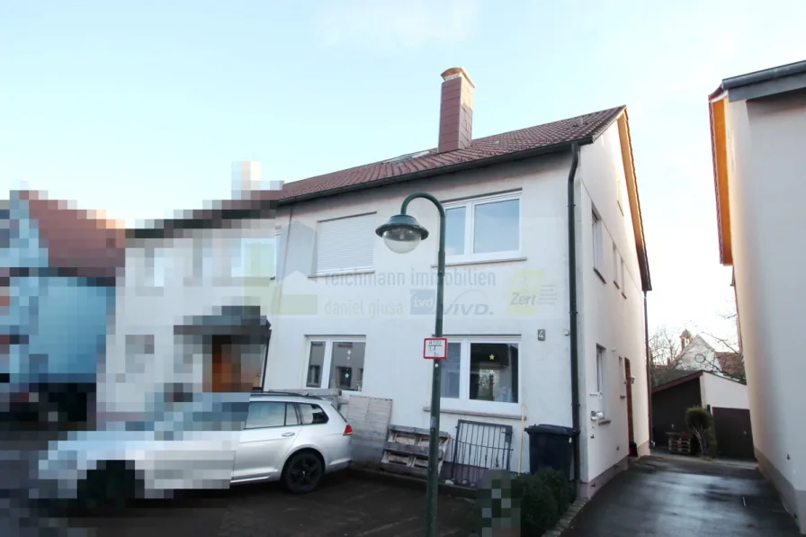 Ansicht - Haus kaufen in Hülben - Provisionsfrei! Einfamilienhaus als Doppelhaushälfte mit Garage in  Hülben.