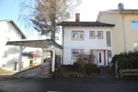 Vorderansicht / Carport - Haus kaufen in Donaueschingen - Charmantes EFH als Reihenendhaus mit Gestaltungsmöglichkeiten in einer begehrten Lage von Donaueschingen!