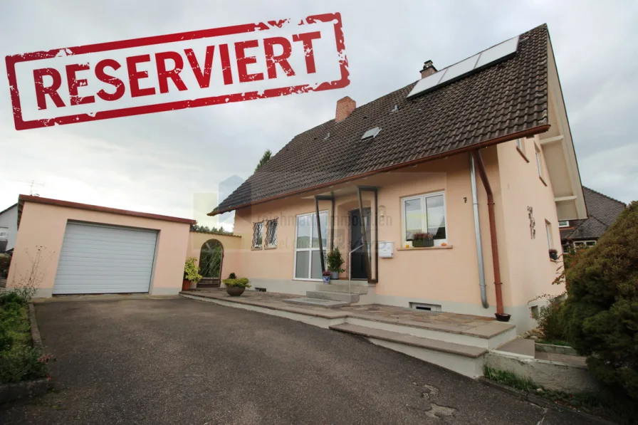 RESERVIERT - Haus kaufen in Donaueschingen / Aufen - Liebevolles Einfamilienhaus mit Solaranlage, großzügigem Garten und zwei Garagen in einer ruhigen Lage von DS-Aufen!