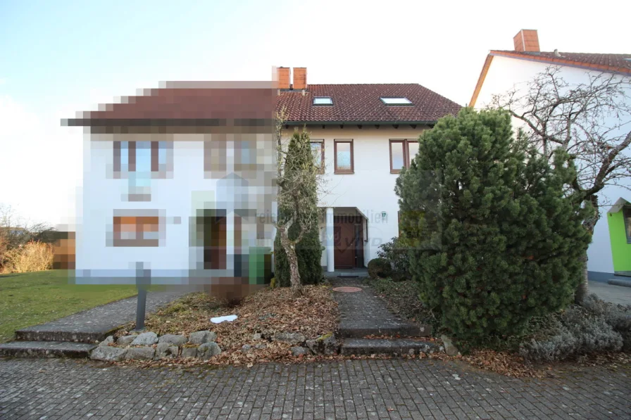 Hausansicht - Haus kaufen in Villingen-Schwenningen/Rietheim - Charmant und Großzügig - Doppelhaushälfte mit zwei Garagen in begehrter Lage von VS-Rietheim!